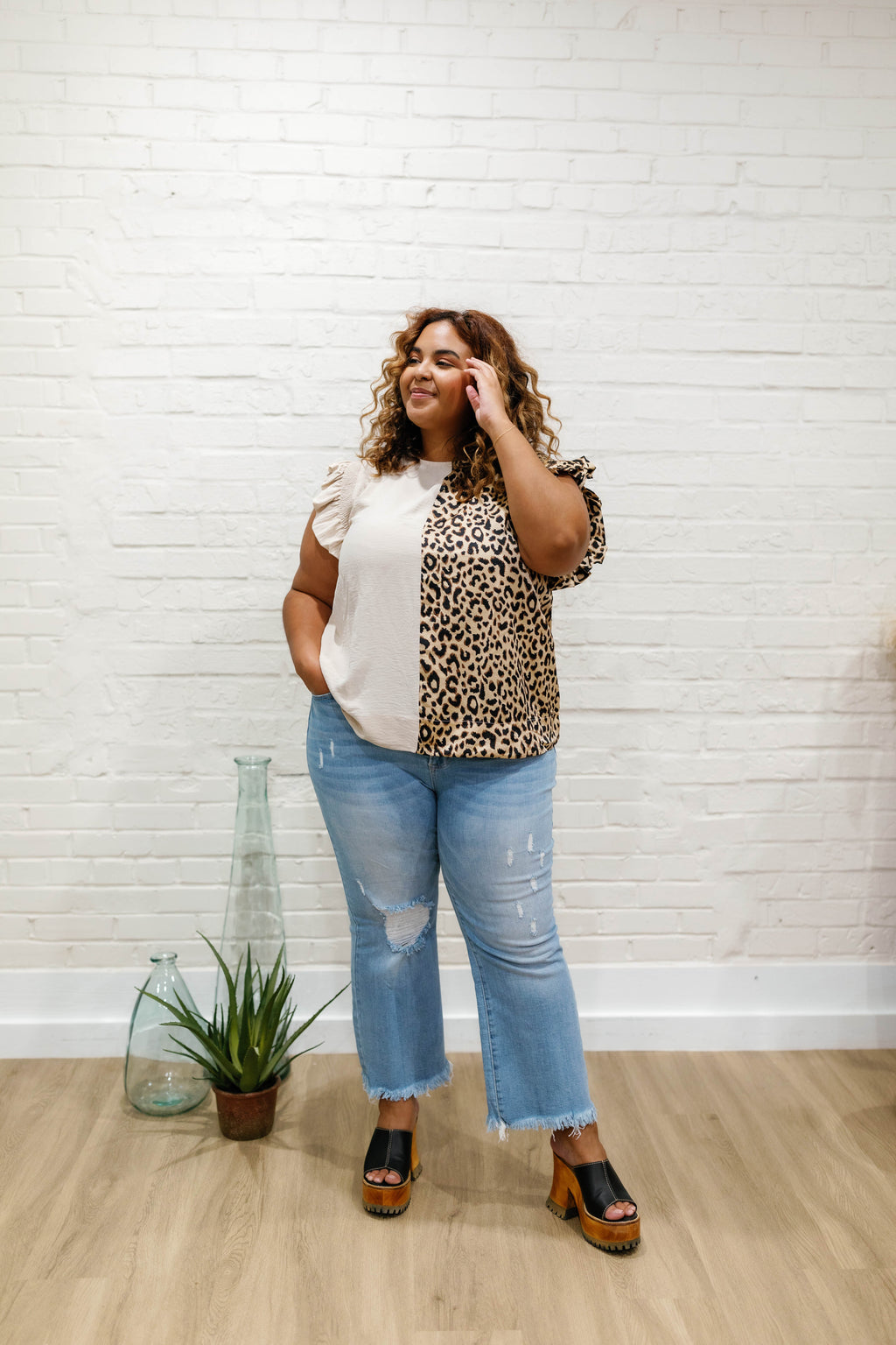 COLORBLOCK LEOPARD RUFFLE SHOULDER TOP